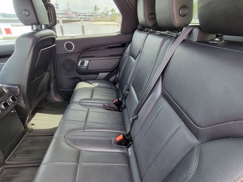 Used 2019 Land Rover Discovery SE image 18