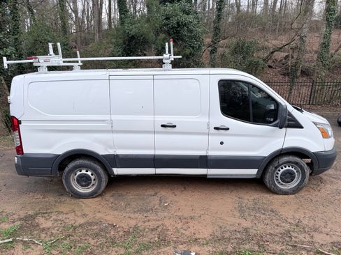 Used 2018 Ford Transit 150 Low Roof w/60/40 Side Door w/R image 4
