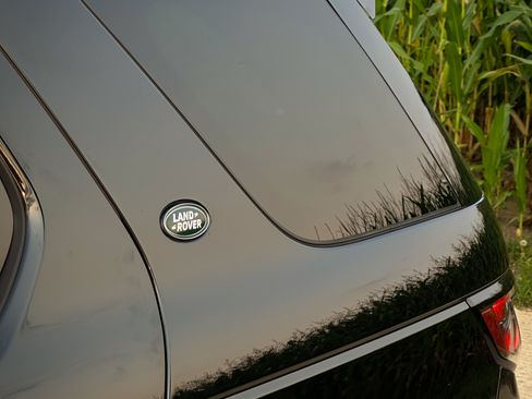 Used 2023 Land Rover Discovery Sport SE image 8