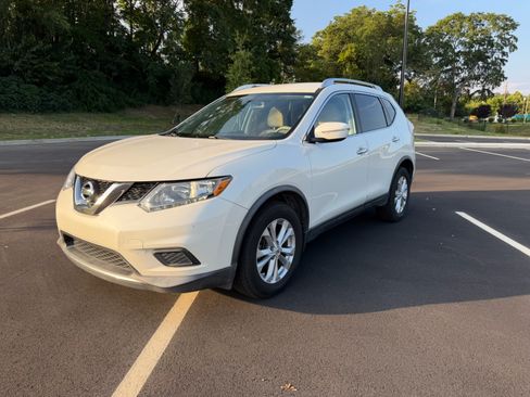 Used 2015 Nissan Rogue SV FWD image 2