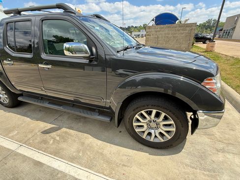 Used 2010 Nissan Frontier LE w/ LE Value Truck Pkg image 6