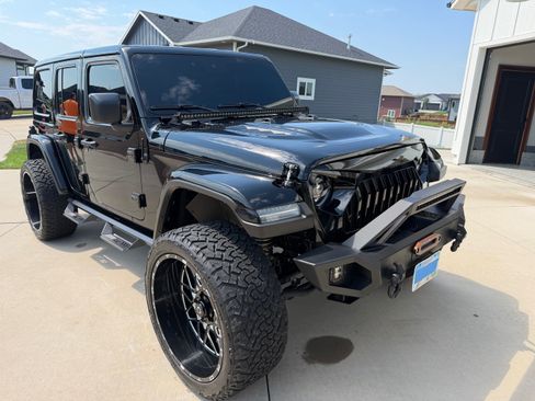 Used 2023 Jeep Wrangler Unlimited Rubicon w/ LED Lighting Group AWD/4WD image 2