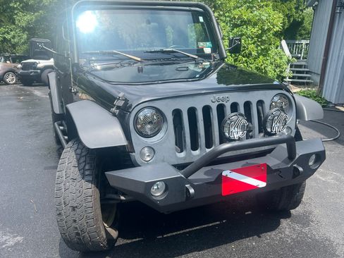 Used 2015 Jeep Wrangler Unlimited Sport w/ Connectivity Group AWD/4WD image 2