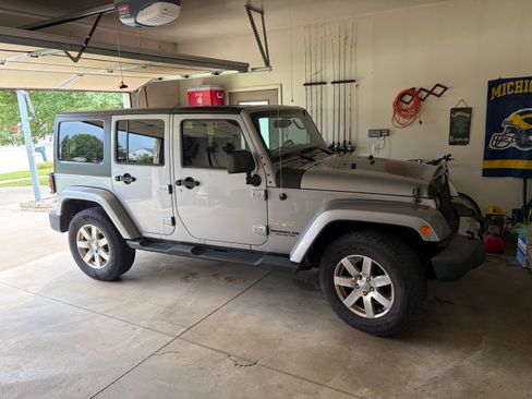 Used 2013 Jeep Wrangler Unlimited Sahara w/ Dual Top Group AWD/4WD image 12