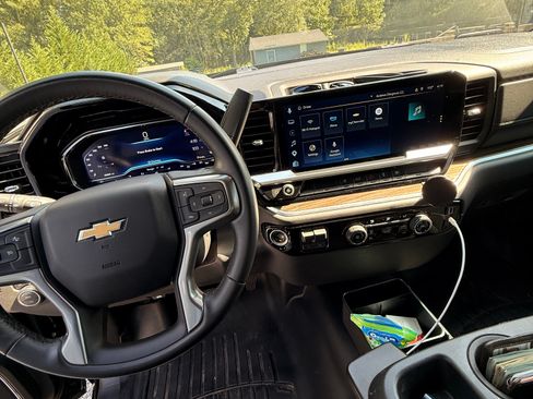 Used 2024 Chevrolet Silverado 2500 LT AWD/4WD image 13