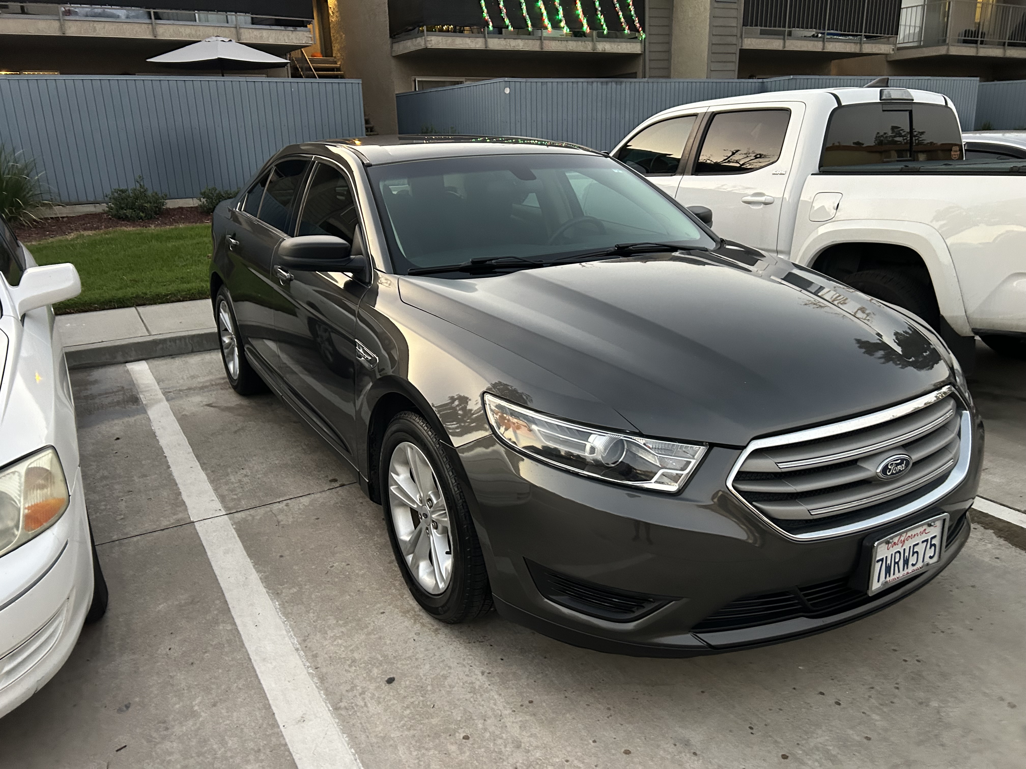 Used 2017 Ford Taurus SE FWD image 1
