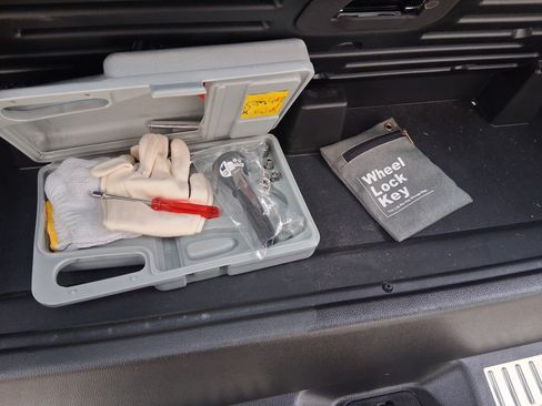 Used 2018 Cadillac Escalade Premium Luxury image 12