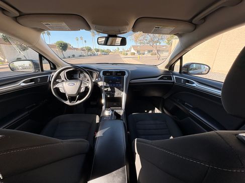 Used 2020 Ford Fusion SE image 2