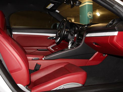 Used 2019 Porsche 718 Boxster RWD image 8