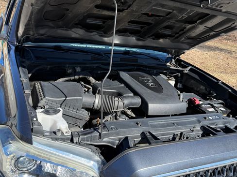 Used 2018 Toyota Tacoma TRD Sport w/ Technology Package image 27