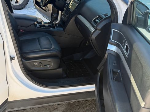Used 2017 Ford Explorer XLT w/ Equipment Group 202A image 10