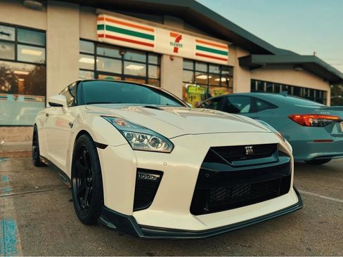 Used 2020 Nissan GT-R Premium image 2