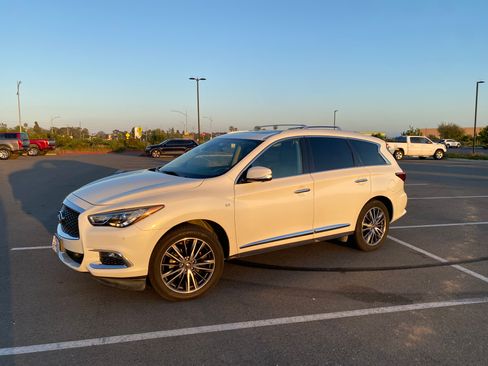 Used 2019 INFINITI QX60 Luxe w/ Sensory Package FWD image 2