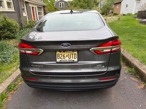 Used 2019 Ford Fusion SE FWD image 4