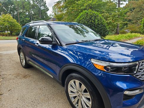 Used 2021 Ford Explorer Limited w/ Equipment Group 301A image 2