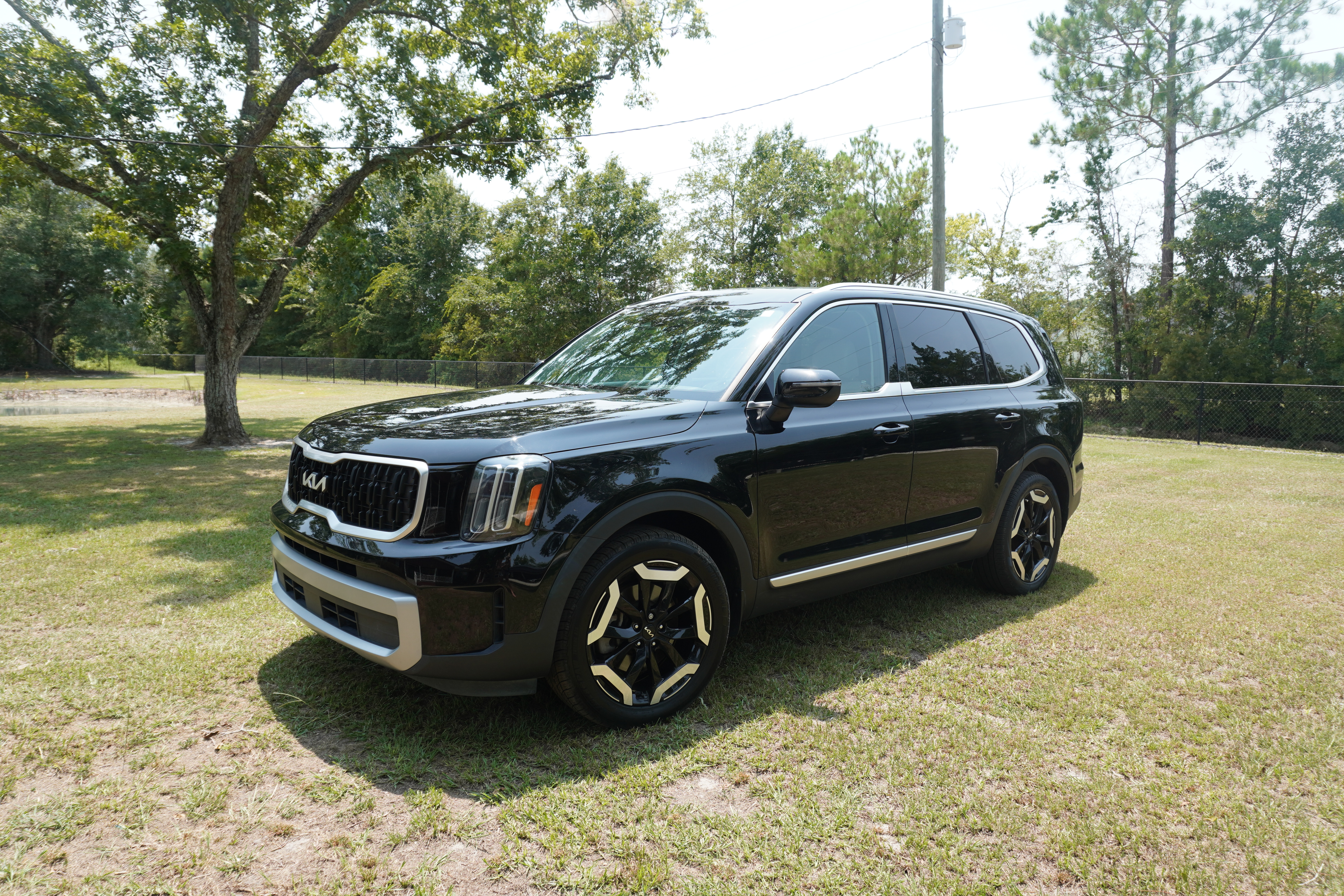 Used 2023 Kia Telluride EX w/ EX Captain's Chair Package FWD image 1