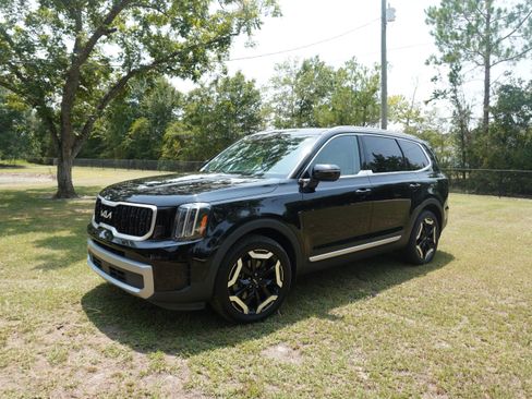 Used 2023 Kia Telluride EX w/ EX Captain's Chair Package FWD image 1