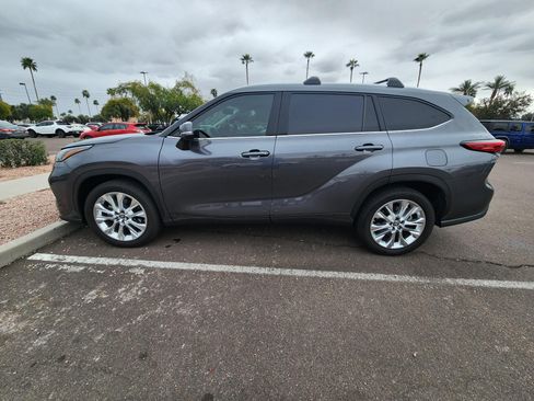 Used 2022 Toyota Highlander Limited image 1