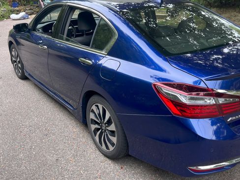 Used 2017 Honda Accord Touring image 4