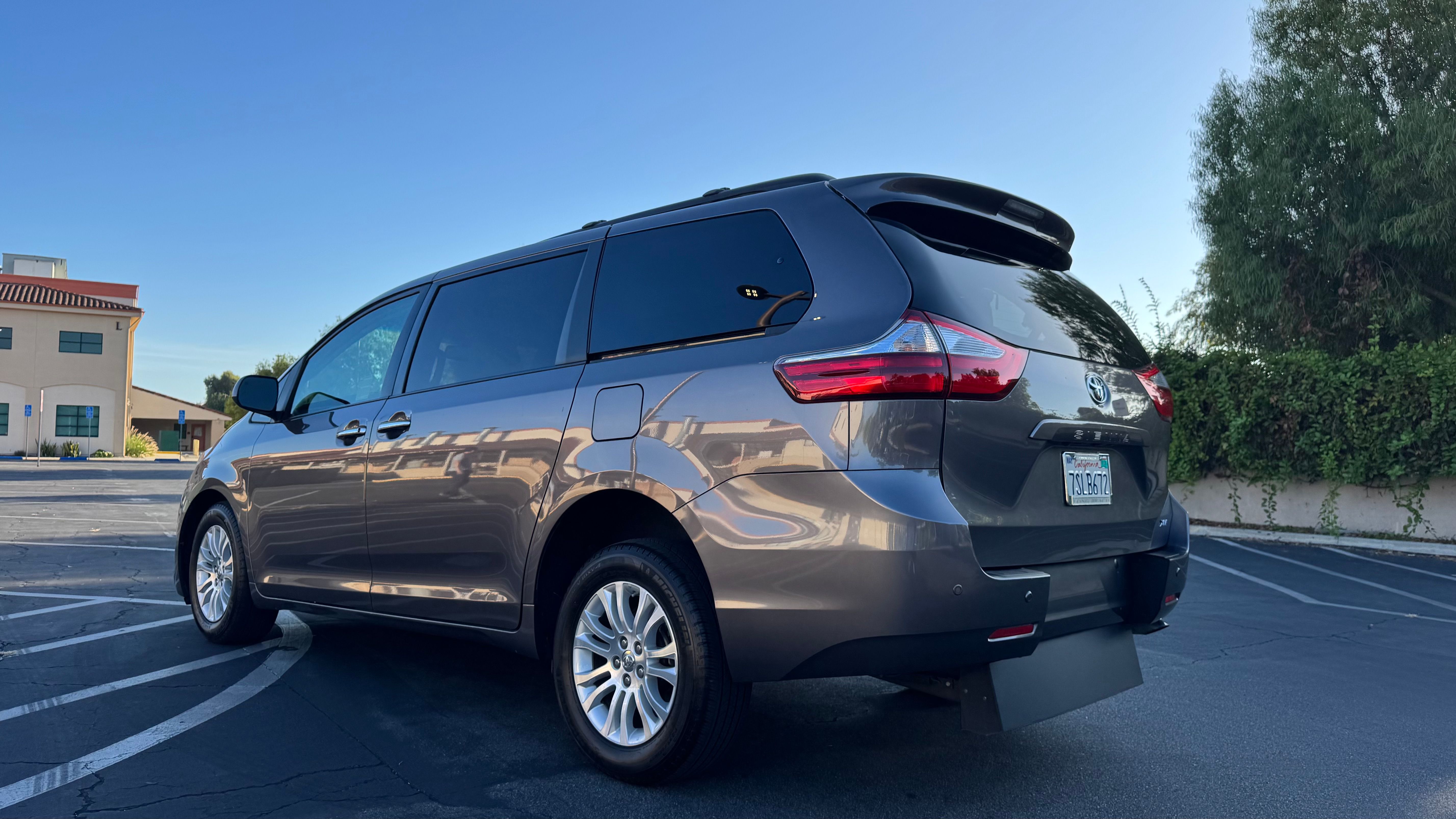 Used 2016 Toyota Sienna XLE w/ XLE Navigation Package FWD image 4