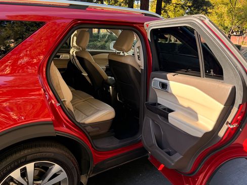 Used 2020 Ford Explorer Platinum w/ Premium Technology Package image 17