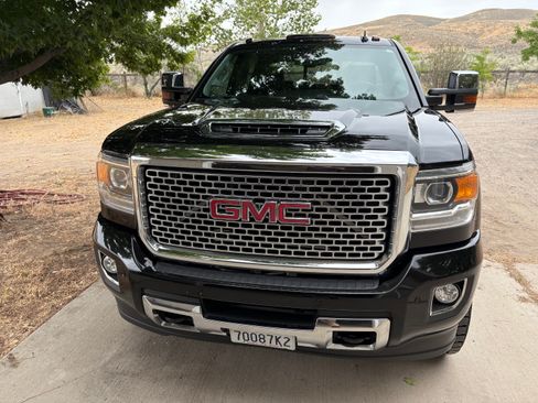 Used 2017 GMC Sierra 2500 Denali w/ Duramax Plus Package AWD/4WD image 2