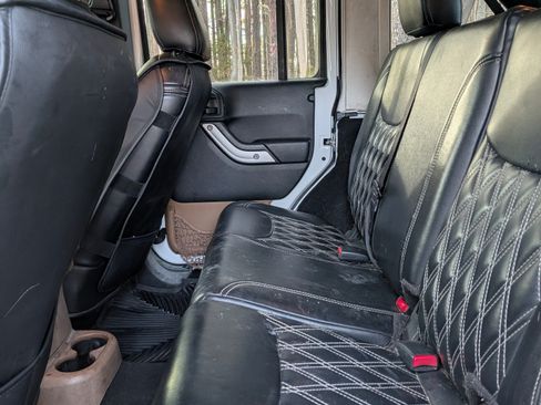 Used 2018 Jeep Wrangler Unlimited Sahara image 9