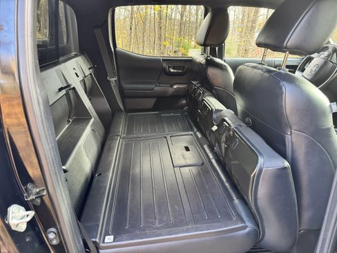 Used 2019 Toyota Tacoma TRD Sport image 17