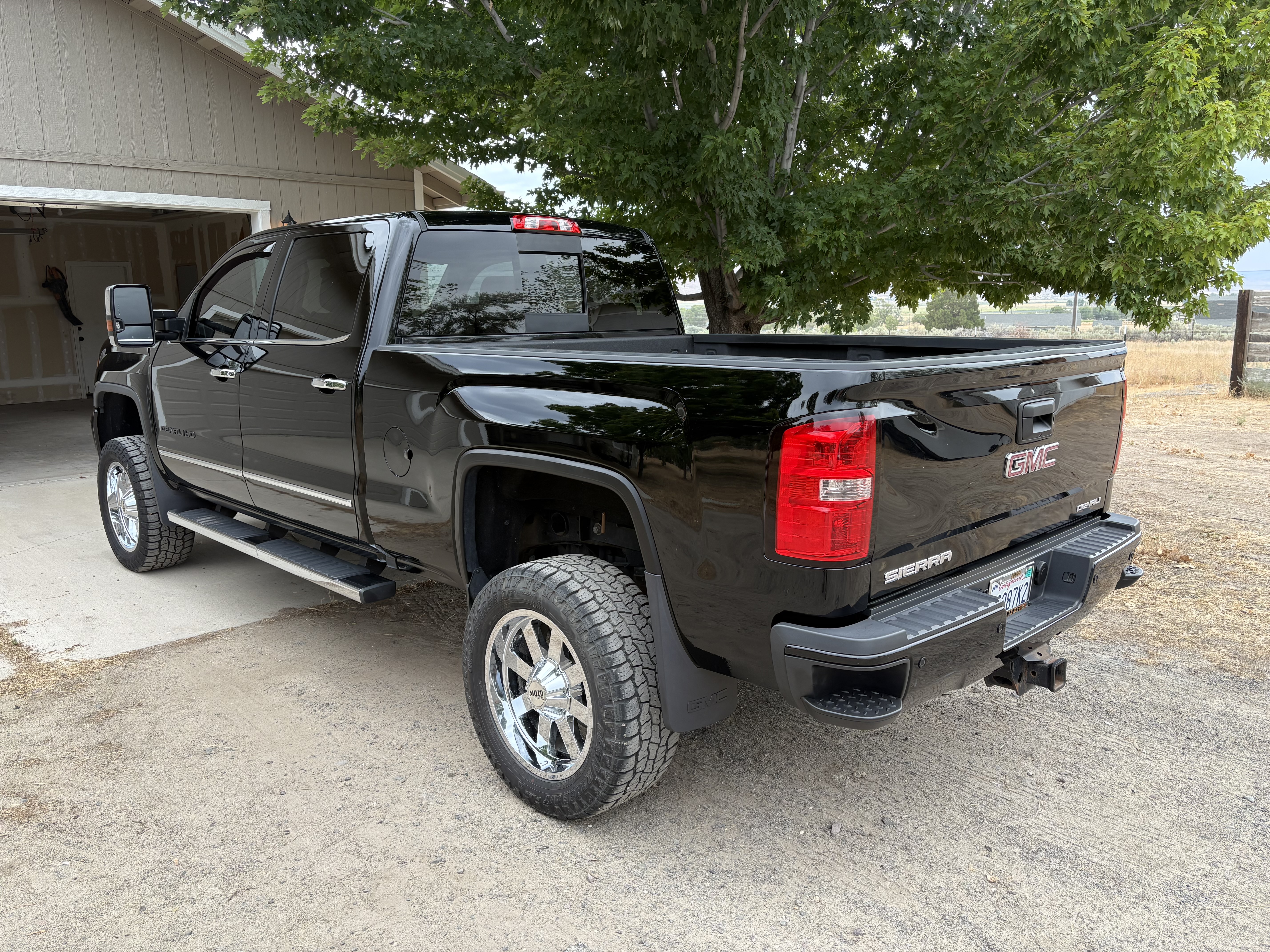Used 2017 GMC Sierra 2500 Denali w/ Duramax Plus Package AWD/4WD image 8