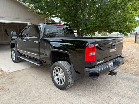 Used 2017 GMC Sierra 2500 Denali w/ Duramax Plus Package AWD/4WD image 8
