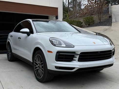 Used 2021 Porsche Cayenne Sport Utility 4D image 2