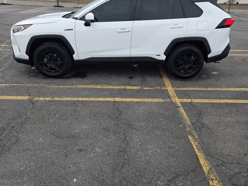 Used 2021 Toyota RAV4 XLE w/ Convenience Package image 4