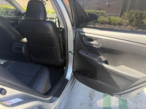 Used 2015 Toyota Camry SE w/ Moonroof Package FWD image 17