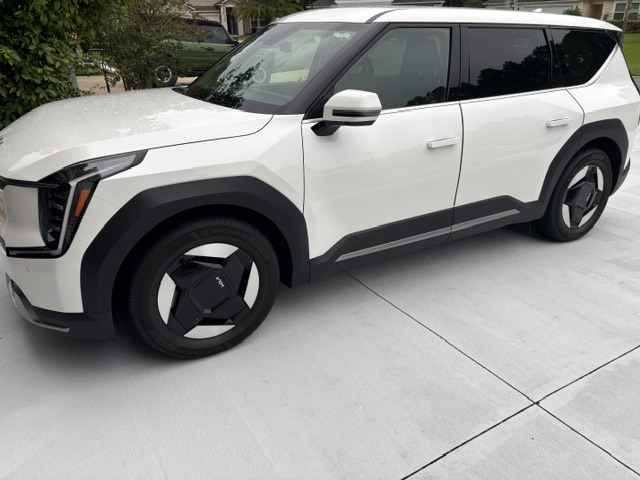 Used 2024 Kia EV9 Light Long Range RWD image 1