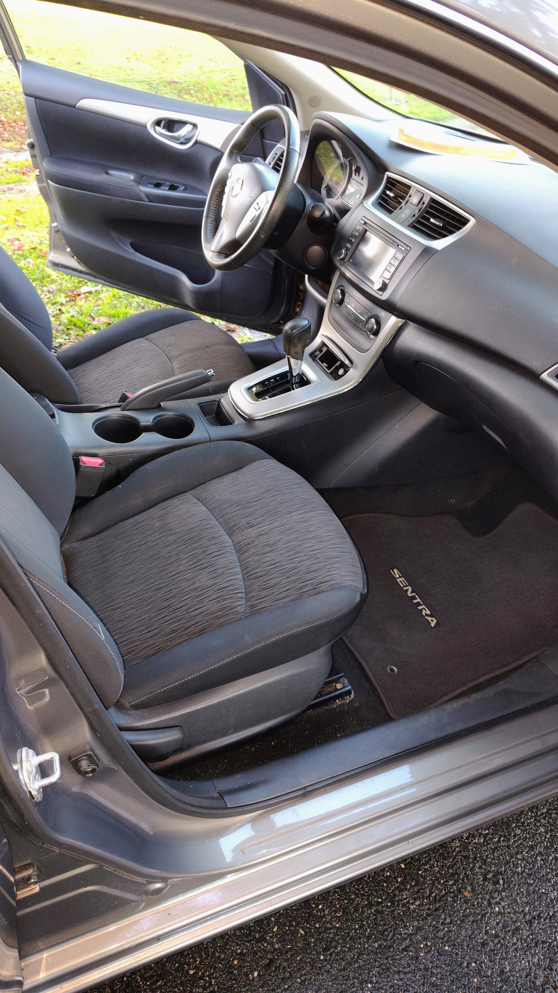 Used 2015 Nissan Sentra SV w/ Navigation Package FWD image 10