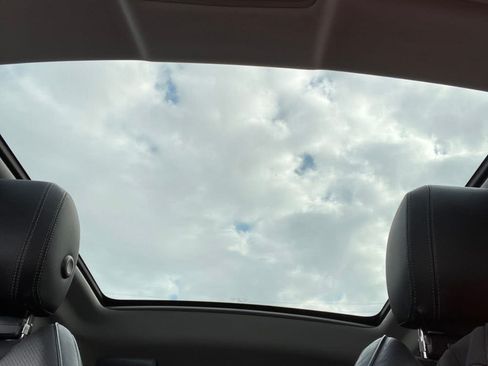 Used 2019 Land Rover Range Rover Evoque SE image 11