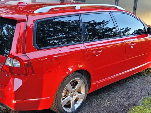 Used 2010 Volvo V70 R-Design image 4