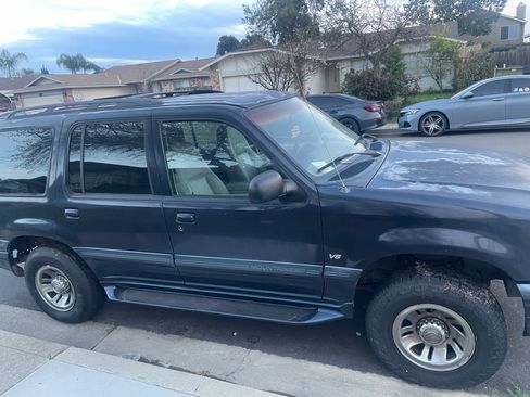 Used 1999 Mercury Mountaineer AWD V8 image 2