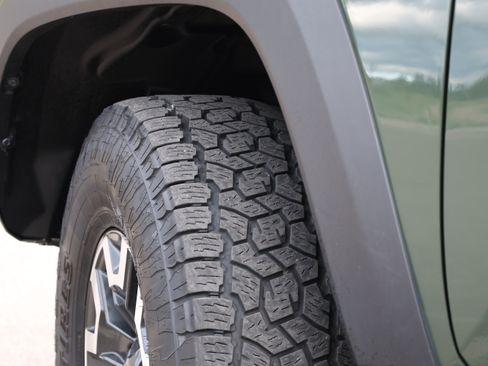 Used 2022 Toyota Tacoma TRD Off-Road w/ TRD Premium Off Road Package AWD/4WD image 17