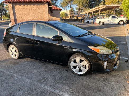 Used 2013 Toyota Prius Five FWD image 2