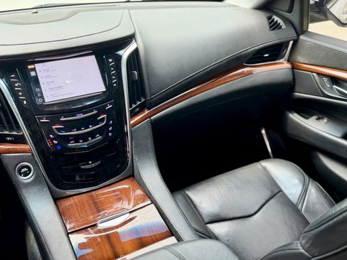 Used 2018 Cadillac Escalade ESV Luxury RWD image 17