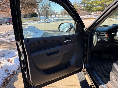 Used 2014 Chevrolet Suburban LTZ image 8