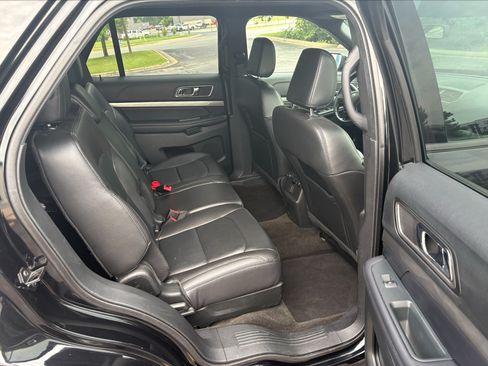 Used 2018 Ford Explorer XLT w/ Equipment Group 202A FWD image 16