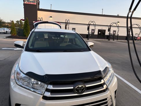 Used 2018 Toyota Highlander LE AWD/4WD image 11