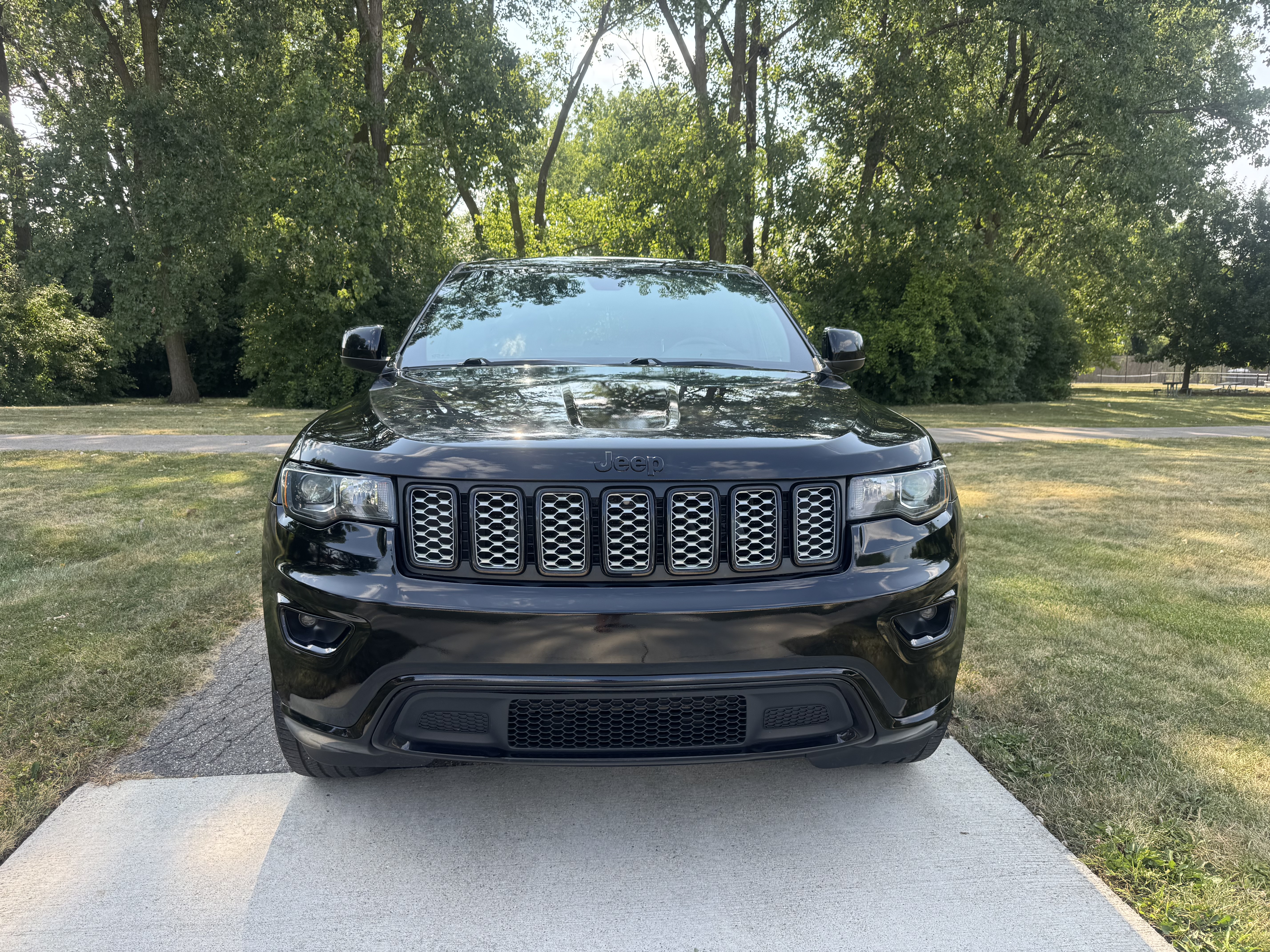 Used 2019 Jeep Grand Cherokee Altitude AWD/4WD image 4
