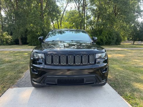 Used 2019 Jeep Grand Cherokee Altitude AWD/4WD image 4