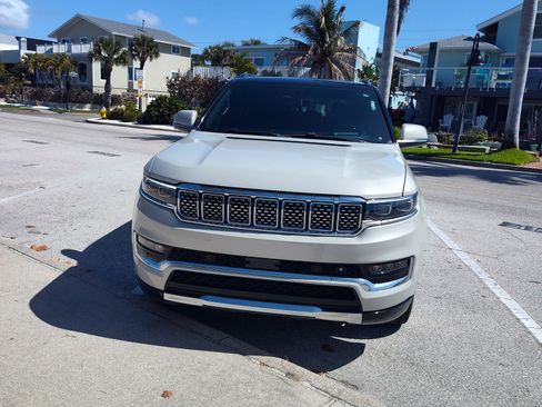 Used 2022 Jeep Grand Wagoneer Series III image 1