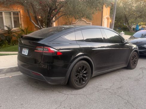 Used 2018 Tesla Model X 75D image 2