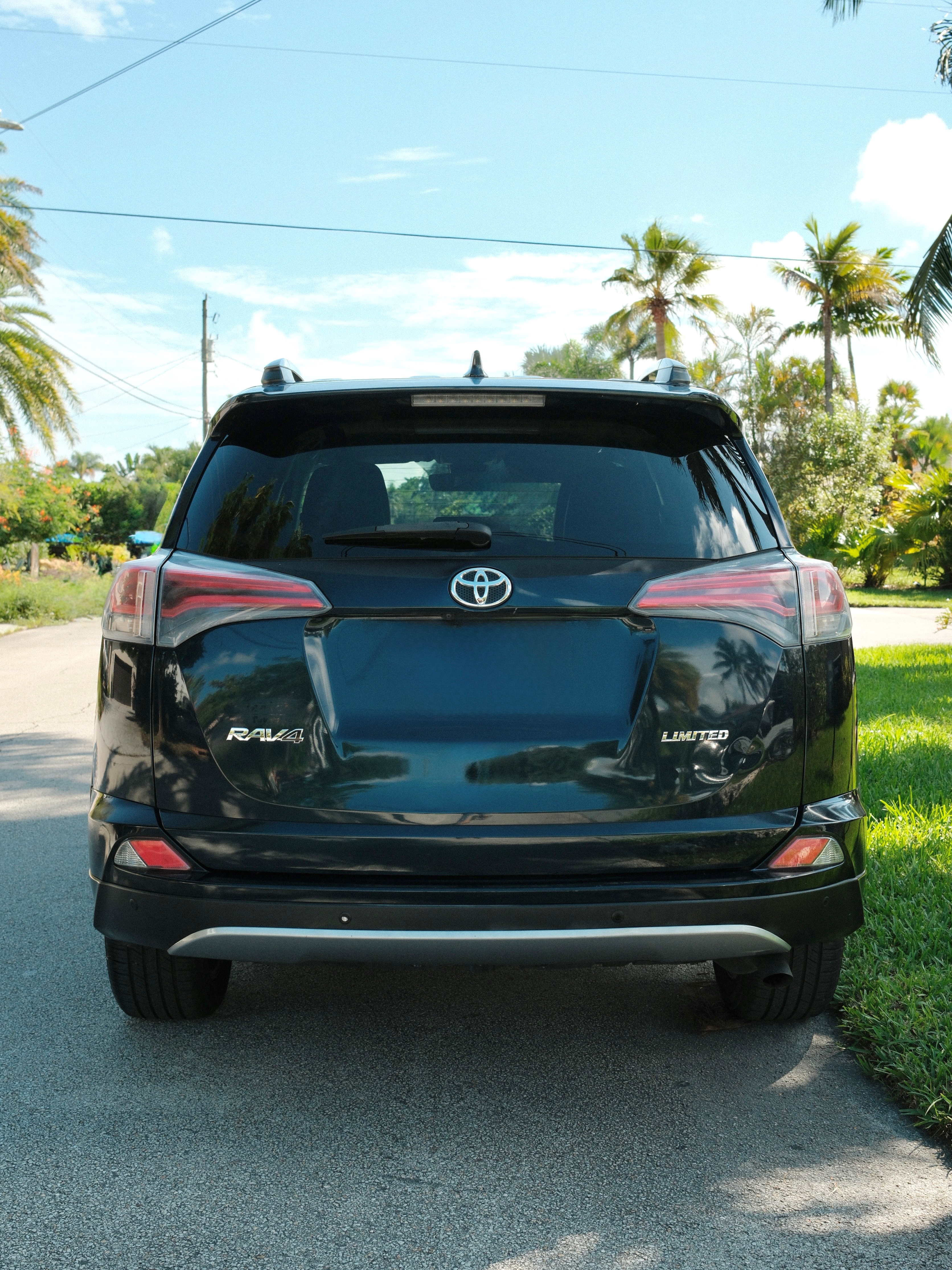 Used 2017 Toyota RAV4 Limited w/ Advanced Technology Package FWD image 6