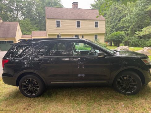 Used 2017 Ford Explorer XLT w/ XLT Appearance Package AWD/4WD image 18